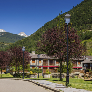 Villanúa, con su privilegiada ubicación en el Valle del Aragón, es un enclave natural privilegiado y un destino turístico de renombre en el Alto Pirineo.