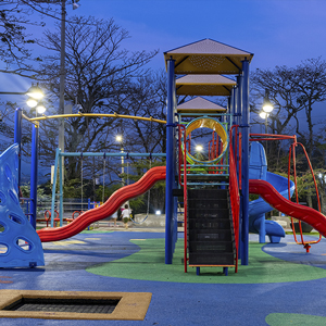 Las columnas Clase II+ antielectrocución son cruciales en un parque con zonas de juego infantil, donde niños y mascotas estarán en contacto con los mástiles de las luminarias.