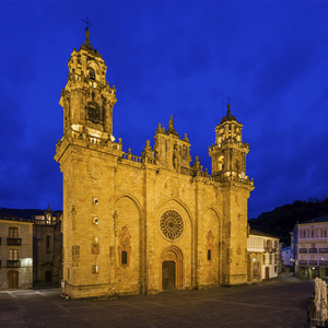 ATP ha iluminado la catedral basílica de la Virgen de la Asunción de Mondoñedo con una combinación estudiada de proyectores Aire® Serie 7, 5 y 3.