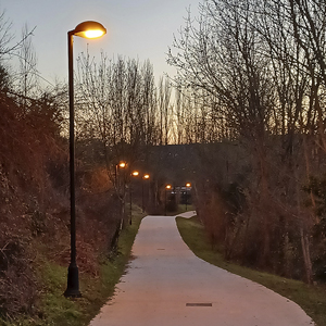 Luminarias Metrópoli LLC con LED PC Ámbar, instaladas en la ribera del Arga para proteger la biodiversidad.