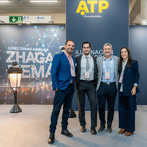 De izquierda a derecha: Arturo López (jefe de Ventas Zona Oeste), Julio Aparicio (director de Comunicación), Andrés Armañanzas (director del Departamento Lumínico) y Raquel Fernández (Proyectos Lumínicos).