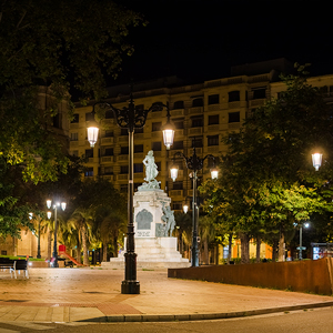 Luminarias Siglo XLA suspendidas para adaptarse a la estética monumental de áreas específicas del caso urbano.