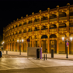 Plaza de toros iluminada con proyectores Aire® Serie 5 de ATP. Fachadas monumentales realzadas con tecnología de bajo impacto ambiental.