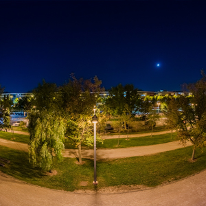 Innovación en el parque del Agua. Luminarias Metrópoli con tecnología LED de 1800 K para un entorno natural sostenible.