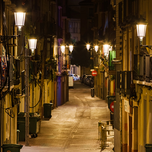 Luminarias Siglo XLA en el casco histórico. Elegancia clásica para zonas nobles y calles emblemáticas de Zaragoza.