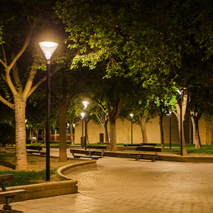 Cónica LED en plazas urbanas. Diseño moderno y bajo consumo en espacios públicos clave.