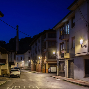 Siglo XLA luminaires, perfectly integrated into the traditional aesthetics of the municipality.