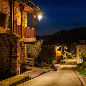 Night view of Karrantza, illuminated with advanced LED luminaires that combine efficiency and respect for the rural environment.