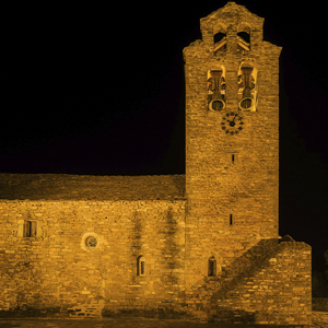 La iglesia de San Miguel iluminada con proyectores Aire® Serie 5, ideales para alumbrado arquitectónico.