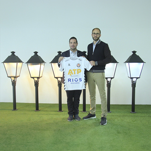 Ramón Lázaro, president of the club (left), and Guillermo Redrado, vice president of ATP, presenting the football kit shirt.