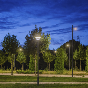 Gracias a la utilización de tecnología LED de última generación y la optimización de los puntos de luz a través de un proyecto lumínico adecuado y la producción de luminarias a medida, se ha logrado reducir en casi un 70 % la potencia total instalada.