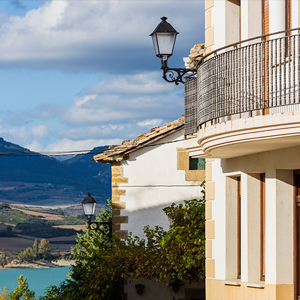 The Alloz Reservoir and its natural surroundings boast rich biodiversity and are a major attraction for sustainable tourism.