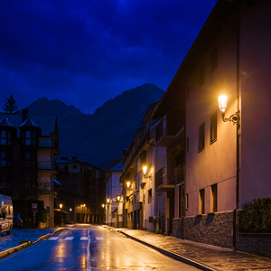 Vista nocturna de Panticosa, iluminada con luminarias Siglo XLA que preservan la oscuridad del cielo y realzan su encanto tradicional.