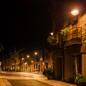 Conexión entre tradición y tecnología, con luminarias que respetan la estética e identidad del quiñón.