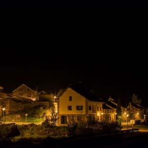 Biescas de noche, iluminado con LED 2200 K que preserva el cielo estrellado.