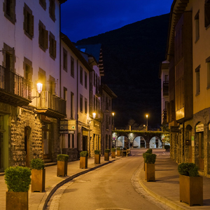 Luminarias Siglo XLA con Difusor Confort®, que refuerzan la estética clásica del municipio.