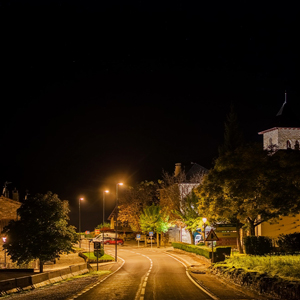 Las luminarias Enur L garantizan una iluminación vial uniforme y sin deslumbramientos, optimizando la seguridad en las travesías de Gavín.