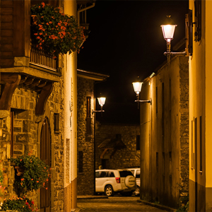 Las luminarias Villa XLA con Difusor Confort® se integran a la perfección en el casco histórico de Gavín, respetando su estética rústica.