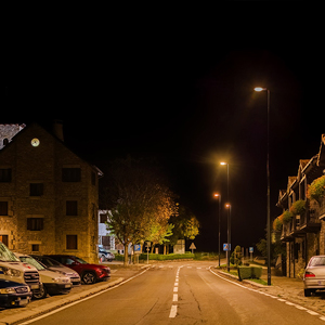 Vista de la iluminación vial en Gavín: la distribución homogénea de la luz mejora la percepción visual y refuerza la seguridad en la conducción nocturna.