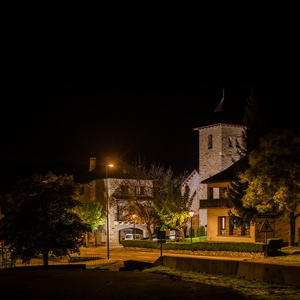 Iluminación cálida y acogedora: el LED 2200 K aporta un ambiente sereno, minimizando la contaminación lumínica y preservando la armonía del pueblo.