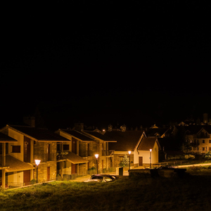 Luminarias Villa XLA en una calle de Gavín: su diseño clásico se adapta a la arquitectura de piedra sin alterar su identidad visual.