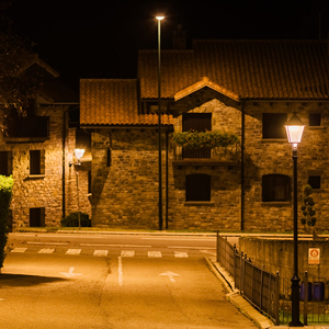 Vista nocturna de Gavín con la nueva iluminación: un equilibrio perfecto entre tecnología, eficiencia y respeto por el patrimonio arquitectónico.