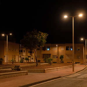 La temperatura de color ultracálida 2200 K, además de contribuir a la calidad del cielo nocturno, proporciona un ambiente acogedor al frente marítimo.