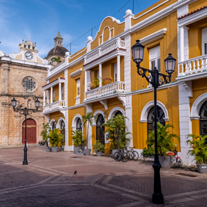 Plaza histórica con puntos de luz de estilo clásico, proporcionando un equilibrio entre funcionalidad y respeto por la identidad urbana.