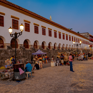 Vista del Museo Naval del Caribe, cuyas inmediaciones gozan de una iluminación acogedora, uniforme y sin deslumbramiento.