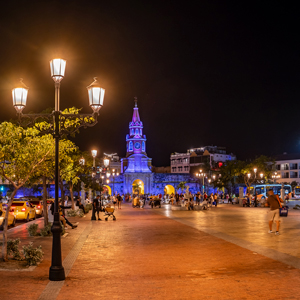 Iluminación uniforme y sin deslumbramientos en el Camellón de los Mártires: una integración estética y funcional que revitaliza este espacio icónico de Cartagena.