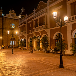 Plaza San Pedro Claver iluminada con tecnología avanzada, resaltando su arquitectura icónica y mejorando la percepción del espacio urbano.