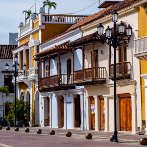 Recorrido diurno por Cartagena con luminarias ATP, integrándose perfectamente con la estética colonial y garantizando resistencia a la corrosión.