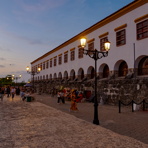 Iluminación eficiente y sostenible en el Museo Naval del Caribe, combinando seguridad y conservación del patrimonio arquitectónico.