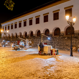 Vista panorámica del Paseo de los Héroes Navales con la nueva iluminación: tecnología LED de bajo consumo que mejora la visibilidad sin afectar la estética del entorno.