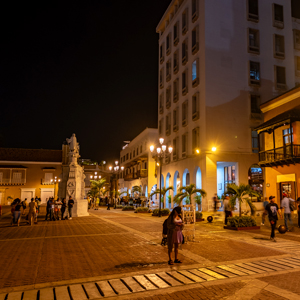 Iluminación cálida en la plaza de la Aduana, realzando la majestuosidad de sus edificios históricos y fomentando la integración social.