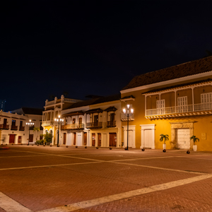 Escena nocturna en la plaza de la Aduana, donde la luz homogénea con elevada uniformidad refuerza la percepción de seguridad y realza el valor patrimonial del espacio.