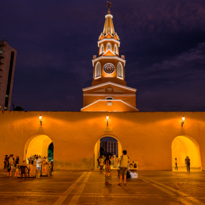 La Torre del Reloj al anochecer, con una iluminación que combina eficiencia y respeto por el entorno patrimonial.