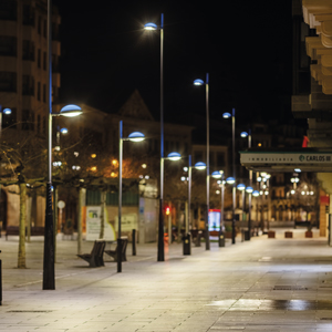 Iluminación dinámica: Metrópoli Color transforma Carlos III con retroiluminación RGBW y control Bluetooth.