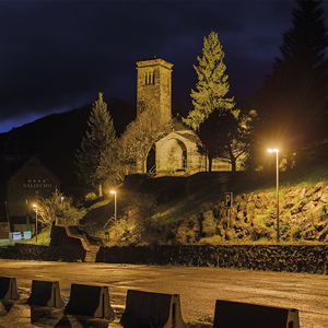 Aire® 3 Series floodlights with Comfort Diffuser® next to the Church of El Salvador de Basarán, ensuring maximum visibility and visual ease.