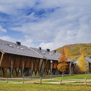 Valle de Tena landscape with Villa XLA luminaires, preserving harmony with the natural and architectural surroundings.