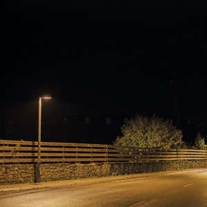 Metrópoli LP luminaires illuminating the roadway with high uniformity, optimizing visibility and nighttime safety.