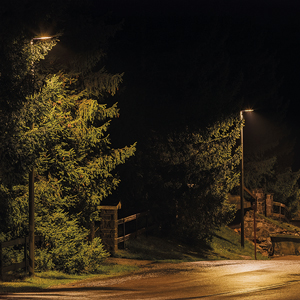 Road lighting with Metrópoli LP, minimizing light pollution while delivering high performance in mountain environments.